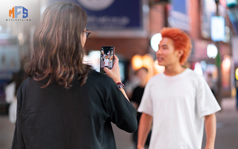 Taking a street photograph with a smartphone